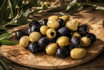 Antipasti bio: măsline, ardei copți și legume marinate